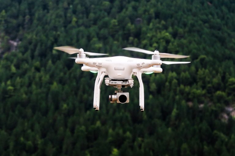 Operator dronów – czy warto posiadać uprawnienia?
